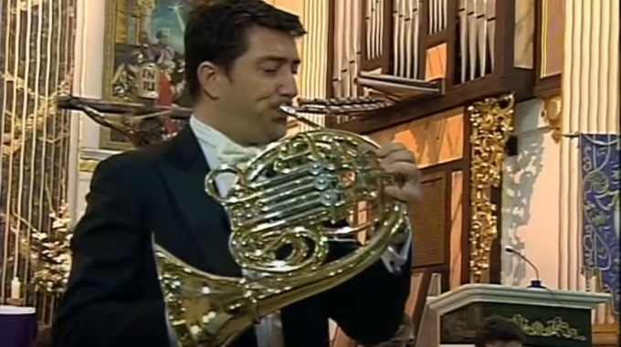 imagen músico tocando la Trompa
